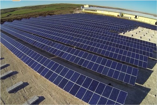 Arazi tipi güneş enerjisi santrali panel temizliği