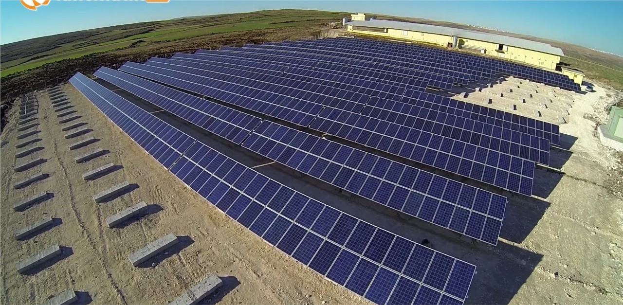 Tarla tipi güneş enerjisi santrali panel temizliği